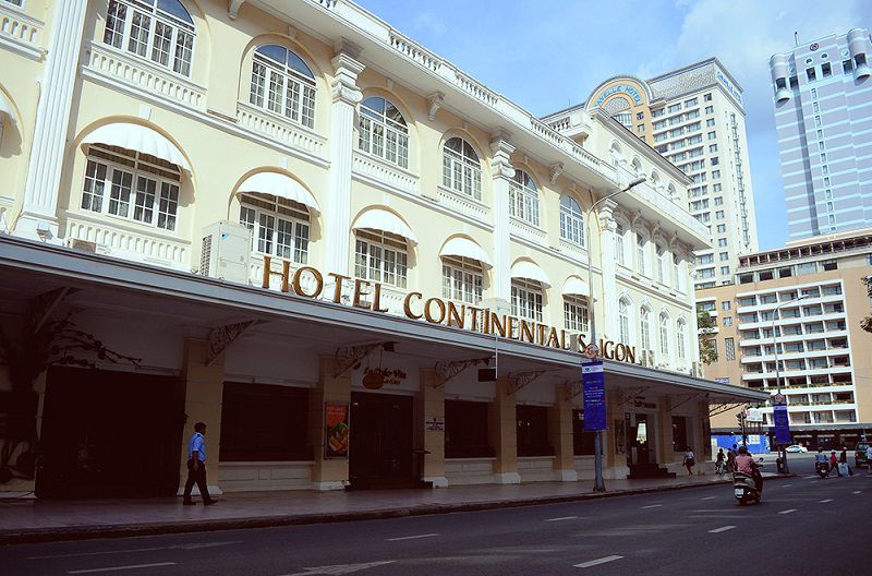 Khách sạn được xây dựng theo lối kiến trúc Pháp, cao 4 tầng gồm 86 phòng