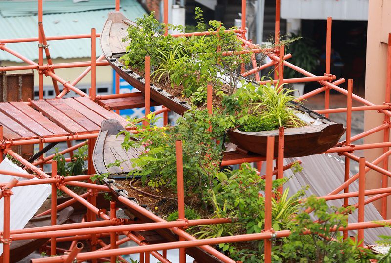 Ở các góc và sân thượng có 18 con thuyền gỗ trồng cây xanh với hệ thống tưới tự động