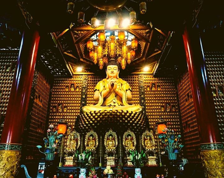 Chánh điện của chùa Vạn Phật quận 5