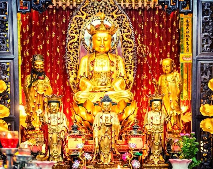 Tượng Phật Dược Sư và hai vị Bồ Tát được đặt hai bên uy nghiêm