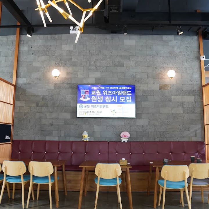 Không gian quán như một quán gà rán Hàn Quốc chính hiệu
