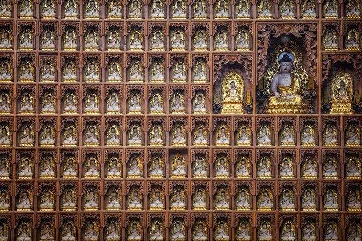 Hơn 1000 bức tường Phật nhỏ trắng được bố trí tỉ mỉ