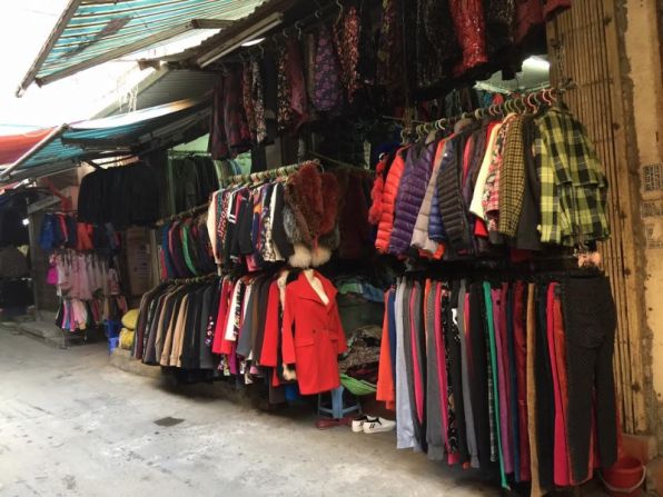 Chợ đồ cũ Sài Gòn: Làng thời trang lâu đời và đa sắc màu