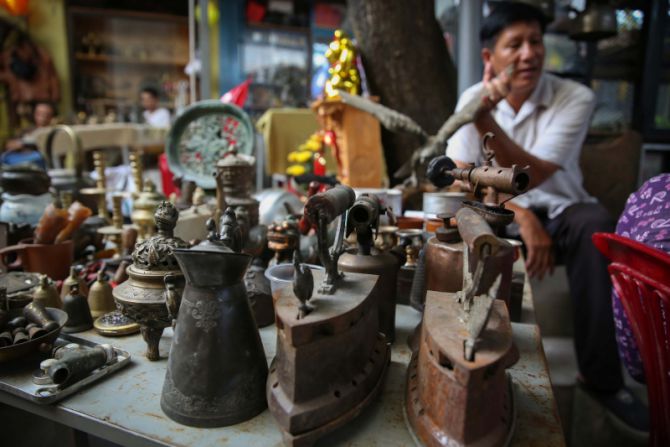 Chợ đồ cũ Sài Gòn: Làng thời trang lâu đời và đa sắc màu